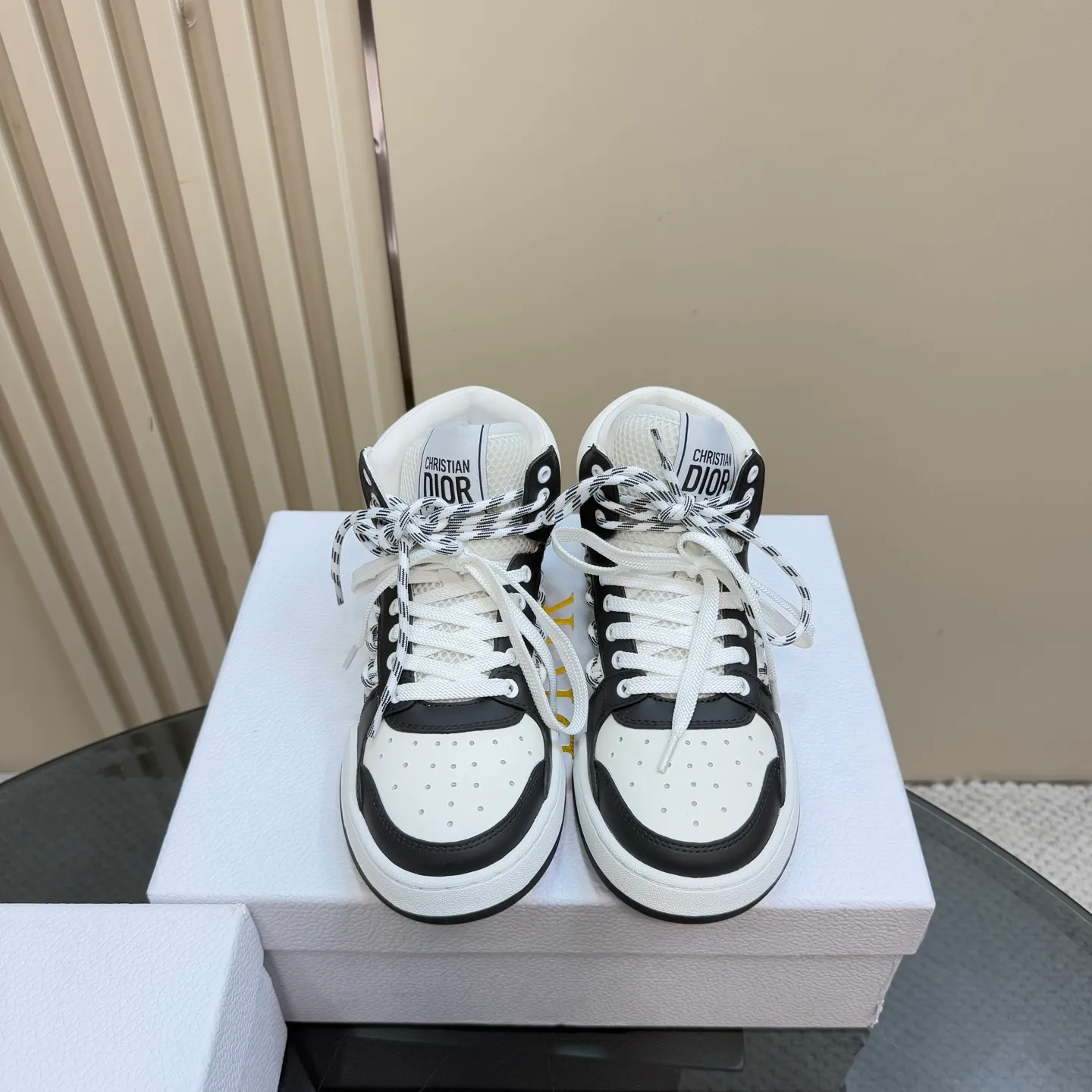 👟👟Ex-factory price 580👟👟 New in the 2025 series, this Dior, C'est sneaker shows eye-catching and fashionable style. Carefully crafted, the hollow design on the side of the upper is super fashionable, and the details also add a touch of elegance. The lightweight two-tone sole offers exceptional comfort and sporty style. Can add a stylish touch to any casual look. The tongue and sole are decorated with Christian Paris logo, and Niu Jing is designed with cowhide leather. Women's size 35-40 (customized to 40)